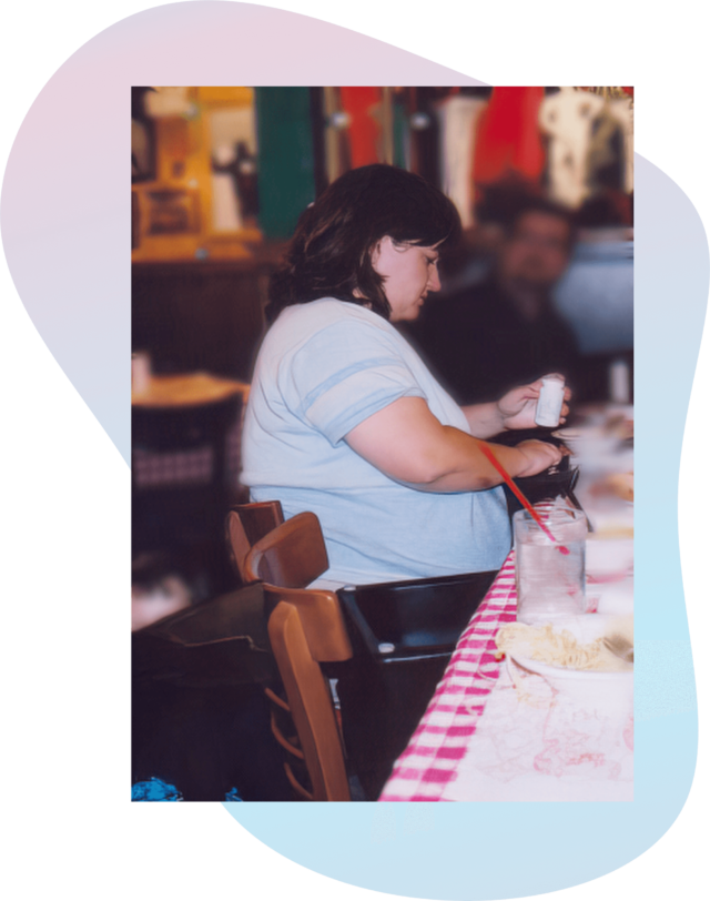 Helen Ryan sitting at a restaurant prior to losing weight.